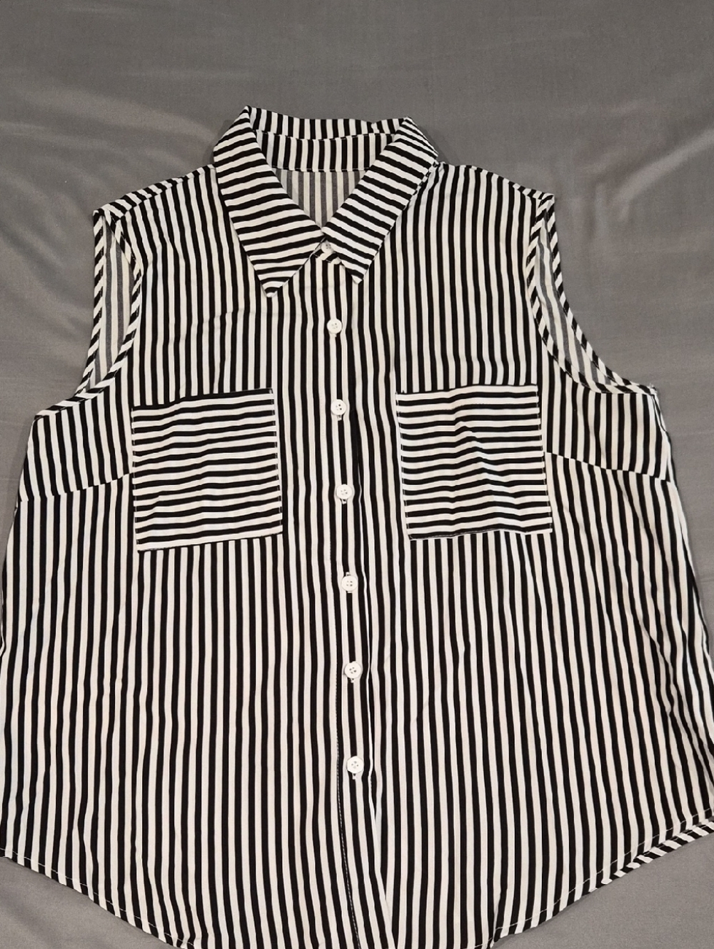 Amazon Black & White Striped Sleeveless Button-Down Shirt